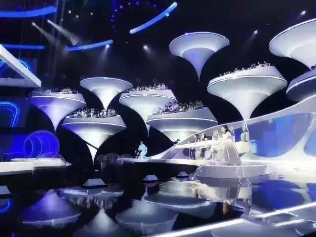 Сценические фермы облегчают зрительный зал в воздухе