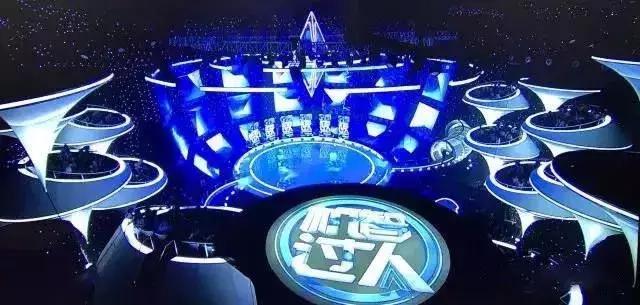 Сценические фермы облегчают зрительный зал в воздухе
